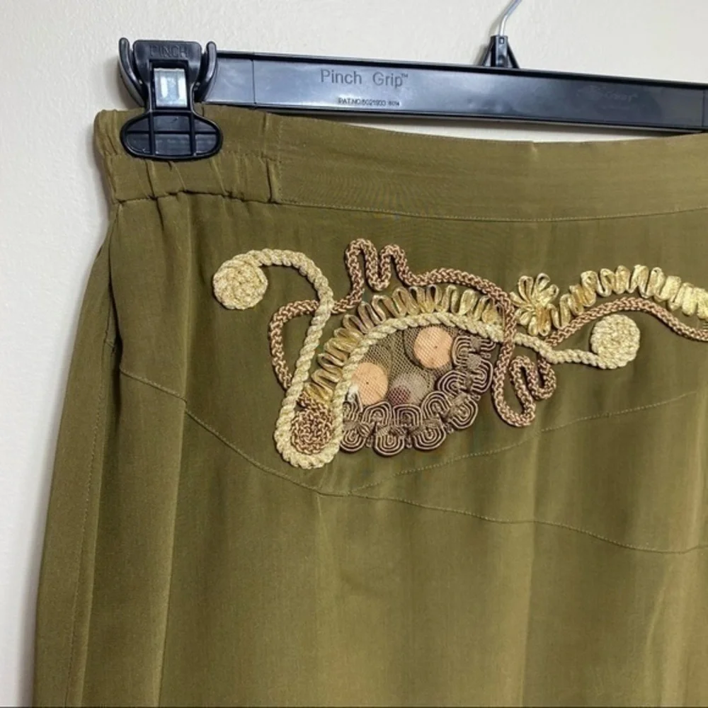 🎈3/$20!  1980s high waist skirt. Vintage. Appliqué 100% silk size 6 green